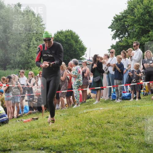 15.06.2025 - 27. Vierlanden-Triathlon KatJ http://msf.ph/oto/8022987 15.06.2025 10:55:41 Schwimmen 639, 656, 712, 736 meine-sportfotos.de