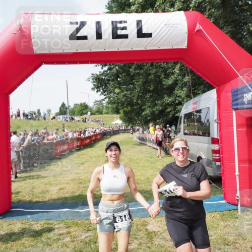 21.06.2025 - 27. Vierlanden-Triathlon MichiJ http://msf.ph/oto/8022990 15.06.2026 11:38:42 Ziel 618 meine-sportfotos.de