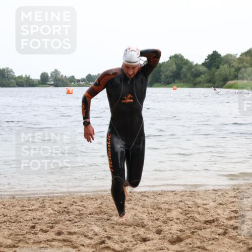 15.06.2025 - 27. Vierlanden-Triathlon Lena Gebhardt http://msf.ph/oto/8022991 15.06.2025 10:51:38 Schwimmen 676 meine-sportfotos.de