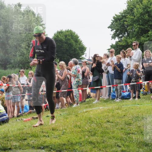 15.06.2025 - 27. Vierlanden-Triathlon KatJ http://msf.ph/oto/8022995 15.06.2025 10:55:41 Schwimmen 639, 656, 712, 736 meine-sportfotos.de