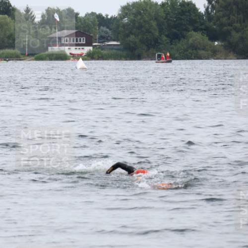 15.06.2025 - 27. Vierlanden-Triathlon Lena Gebhardt http://msf.ph/oto/8023001 15.06.2025 10:51:51 Schwimmen  meine-sportfotos.de