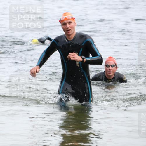 15.06.2025 - 27. Vierlanden-Triathlon Lena Gebhardt http://msf.ph/oto/8023021 15.06.2025 10:52:06 Schwimmen 693 meine-sportfotos.de