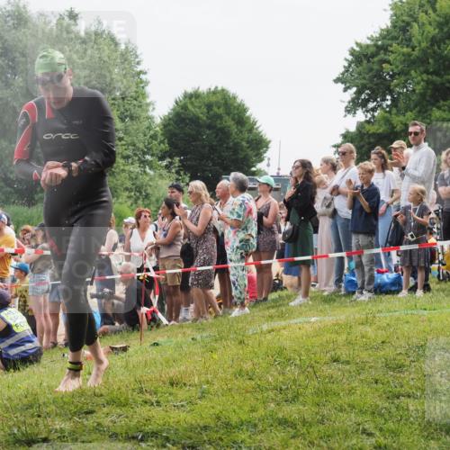 15.06.2025 - 27. Vierlanden-Triathlon KatJ http://msf.ph/oto/8023022 15.06.2025 10:55:41 Schwimmen 639, 656, 712, 736 meine-sportfotos.de