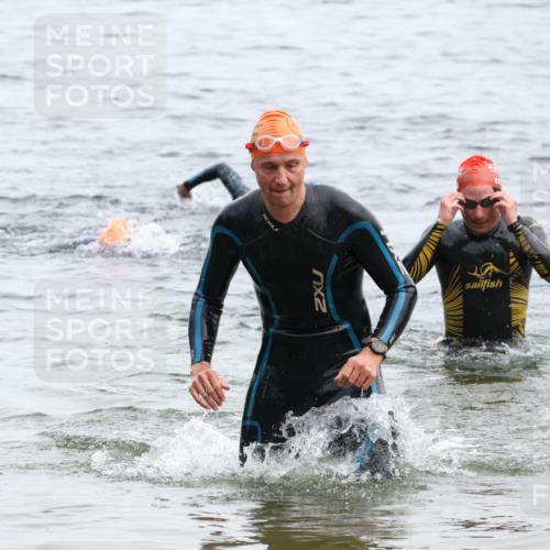 15.06.2025 - 27. Vierlanden-Triathlon Lena Gebhardt http://msf.ph/oto/8023026 15.06.2025 10:52:07 Schwimmen 652, 693 meine-sportfotos.de