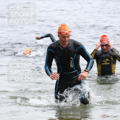 15.06.2025 - 27. Vierlanden-Triathlon Lena Gebhardt http://msf.ph/oto/8023032 15.06.2025 10:52:08 Schwimmen 652, 693 meine-sportfotos.de