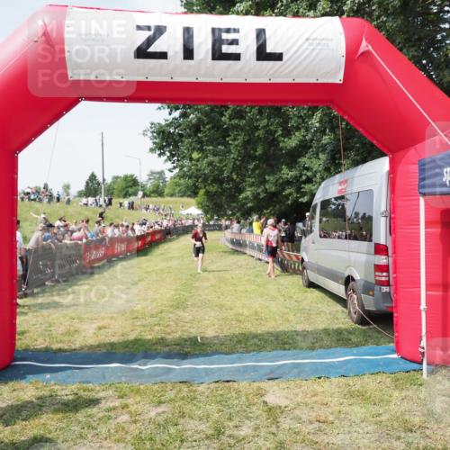 21.06.2025 - 27. Vierlanden-Triathlon MichiJ http://msf.ph/oto/8023033 15.06.2026 11:38:49 Ziel 594 meine-sportfotos.de