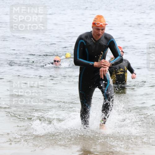 15.06.2025 - 27. Vierlanden-Triathlon Lena Gebhardt http://msf.ph/oto/8023036 15.06.2025 10:52:09 Schwimmen 652, 693 meine-sportfotos.de