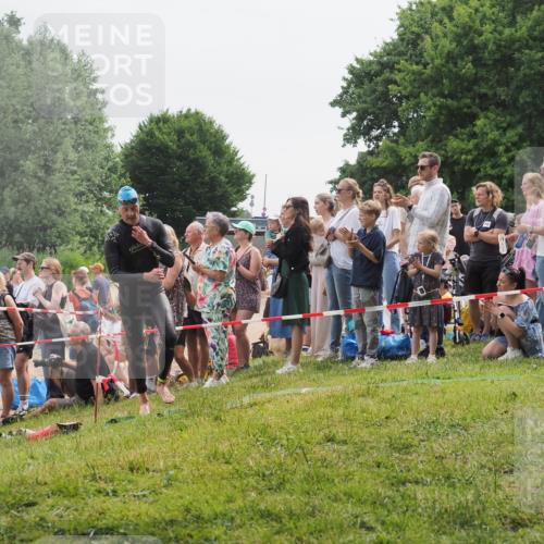 15.06.2025 - 27. Vierlanden-Triathlon KatJ http://msf.ph/oto/8023039 15.06.2025 10:55:45 Schwimmen 639, 712, 736 meine-sportfotos.de