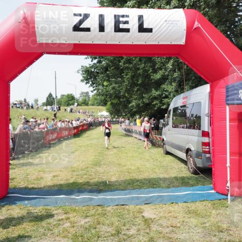 21.06.2025 - 27. Vierlanden-Triathlon MichiJ http://msf.ph/oto/8023044 15.06.2026 11:38:49 Ziel 594 meine-sportfotos.de