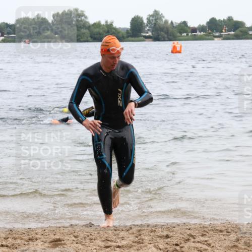 15.06.2025 - 27. Vierlanden-Triathlon Lena Gebhardt http://msf.ph/oto/8023053 15.06.2025 10:52:10 Schwimmen 652, 693 meine-sportfotos.de