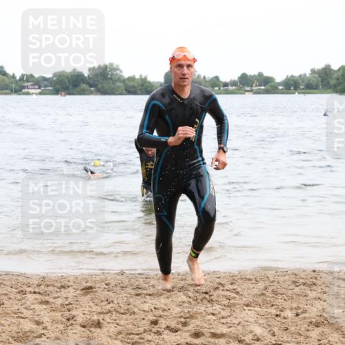 15.06.2025 - 27. Vierlanden-Triathlon Lena Gebhardt http://msf.ph/oto/8023063 15.06.2025 10:52:11 Schwimmen 652, 693, 759 meine-sportfotos.de