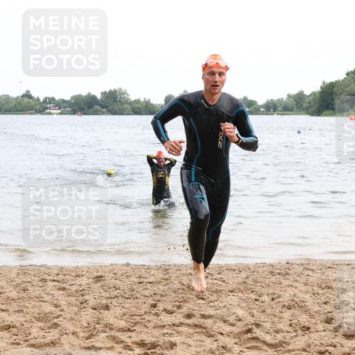 15.06.2025 - 27. Vierlanden-Triathlon Lena Gebhardt http://msf.ph/oto/8023066 15.06.2025 10:52:12 Schwimmen 652, 693, 759 meine-sportfotos.de