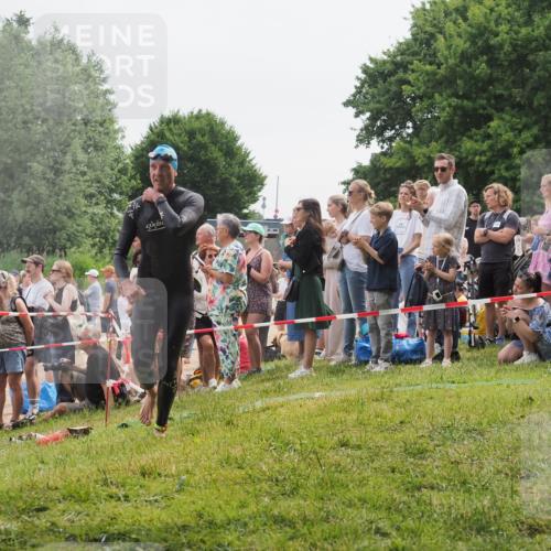 15.06.2025 - 27. Vierlanden-Triathlon KatJ http://msf.ph/oto/8023068 15.06.2025 10:55:46 Schwimmen 712, 736 meine-sportfotos.de