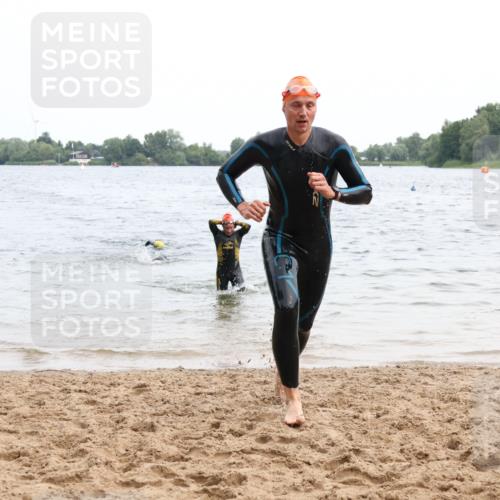 15.06.2025 - 27. Vierlanden-Triathlon Lena Gebhardt http://msf.ph/oto/8023070 15.06.2025 10:52:12 Schwimmen 652, 693, 759 meine-sportfotos.de