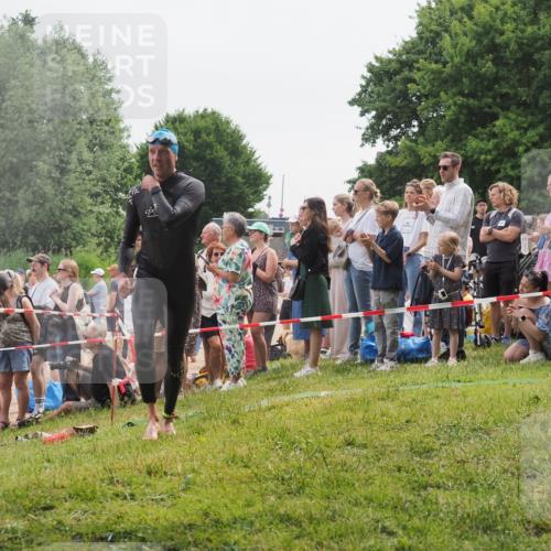 15.06.2025 - 27. Vierlanden-Triathlon KatJ http://msf.ph/oto/8023074 15.06.2025 10:55:46 Schwimmen 712, 736 meine-sportfotos.de