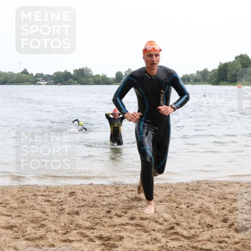 15.06.2025 - 27. Vierlanden-Triathlon Lena Gebhardt http://msf.ph/oto/8023075 15.06.2025 10:52:12 Schwimmen 652, 693, 759 meine-sportfotos.de