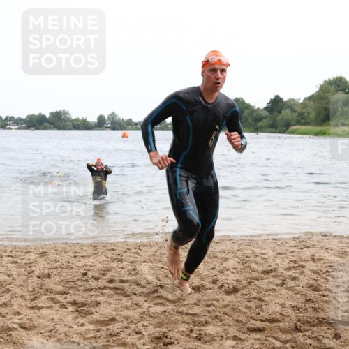 15.06.2025 - 27. Vierlanden-Triathlon Lena Gebhardt http://msf.ph/oto/8023079 15.06.2025 10:52:12 Schwimmen 652, 693, 759 meine-sportfotos.de