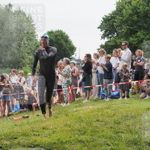 15.06.2025 - 27. Vierlanden-Triathlon KatJ http://msf.ph/oto/8023081 15.06.2025 10:55:46 Schwimmen 712, 736 meine-sportfotos.de