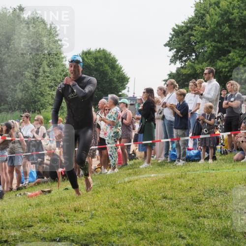 15.06.2025 - 27. Vierlanden-Triathlon KatJ http://msf.ph/oto/8023085 15.06.2025 10:55:46 Schwimmen 712, 736 meine-sportfotos.de