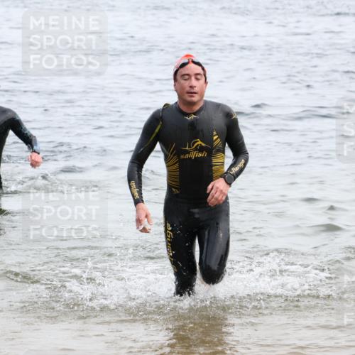 15.06.2025 - 27. Vierlanden-Triathlon Lena Gebhardt http://msf.ph/oto/8023089 15.06.2025 10:52:14 Schwimmen 652, 693, 759 meine-sportfotos.de