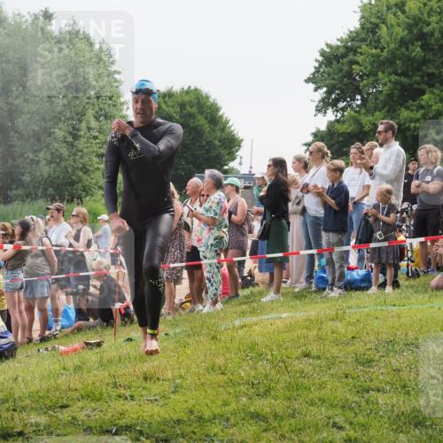 15.06.2025 - 27. Vierlanden-Triathlon KatJ http://msf.ph/oto/8023091 15.06.2025 10:55:46 Schwimmen 712, 736 meine-sportfotos.de
