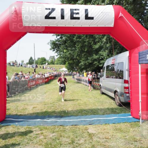 21.06.2025 - 27. Vierlanden-Triathlon MichiJ http://msf.ph/oto/8023092 15.06.2026 11:38:50 Ziel 594 meine-sportfotos.de