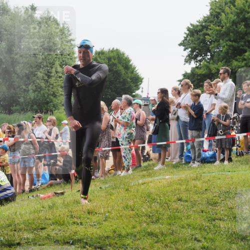 15.06.2025 - 27. Vierlanden-Triathlon KatJ http://msf.ph/oto/8023094 15.06.2025 10:55:46 Schwimmen 712, 736 meine-sportfotos.de