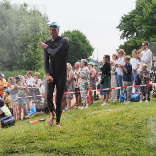15.06.2025 - 27. Vierlanden-Triathlon KatJ http://msf.ph/oto/8023101 15.06.2025 10:55:46 Schwimmen 712, 736 meine-sportfotos.de