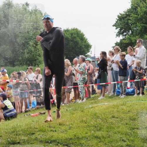 15.06.2025 - 27. Vierlanden-Triathlon KatJ http://msf.ph/oto/8023104 15.06.2025 10:55:46 Schwimmen 712, 736 meine-sportfotos.de