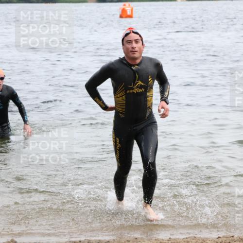 15.06.2025 - 27. Vierlanden-Triathlon Lena Gebhardt http://msf.ph/oto/8023107 15.06.2025 10:52:15 Schwimmen 652, 693, 759 meine-sportfotos.de