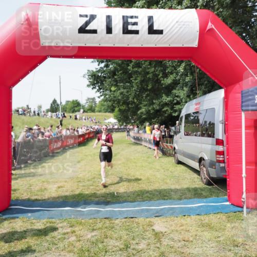 21.06.2025 - 27. Vierlanden-Triathlon MichiJ http://msf.ph/oto/8023112 15.06.2026 11:38:50 Ziel 594 meine-sportfotos.de