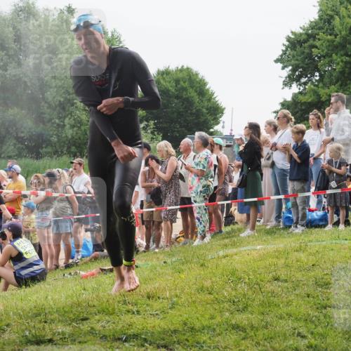 15.06.2025 - 27. Vierlanden-Triathlon KatJ http://msf.ph/oto/8023114 15.06.2025 10:55:47 Schwimmen 712, 736 meine-sportfotos.de