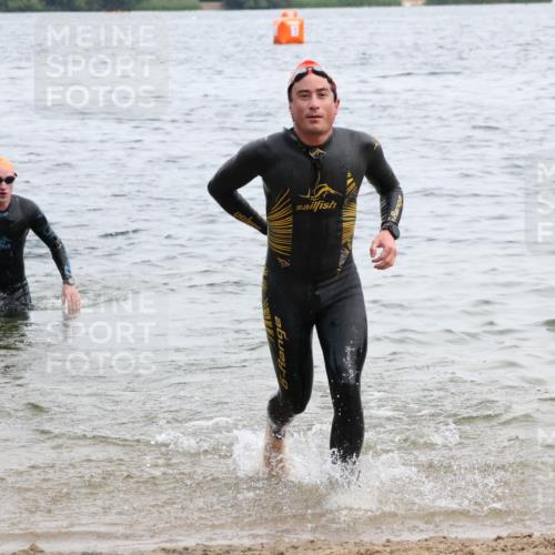 15.06.2025 - 27. Vierlanden-Triathlon Lena Gebhardt http://msf.ph/oto/8023117 15.06.2025 10:52:15 Schwimmen 652, 693, 759 meine-sportfotos.de