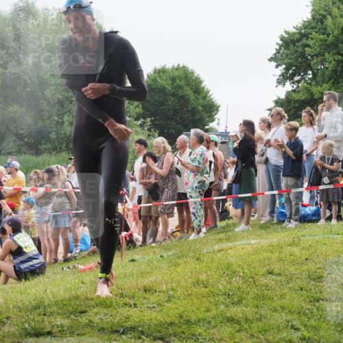 15.06.2025 - 27. Vierlanden-Triathlon KatJ http://msf.ph/oto/8023125 15.06.2025 10:55:47 Schwimmen 712, 736 meine-sportfotos.de