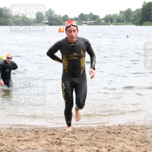 15.06.2025 - 27. Vierlanden-Triathlon Lena Gebhardt http://msf.ph/oto/8023126 15.06.2025 10:52:16 Schwimmen 652, 693, 759 meine-sportfotos.de