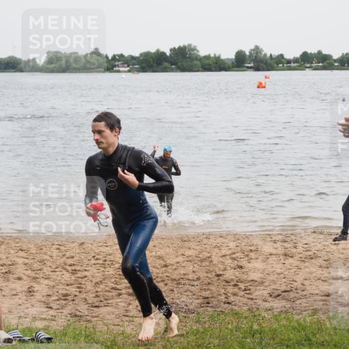 21.06.2025 - 27. Vierlanden-Triathlon MichiJ http://msf.ph/oto/8023128 15.06.2026 10:53:54 Schwimmen 650, 726, 757 meine-sportfotos.de