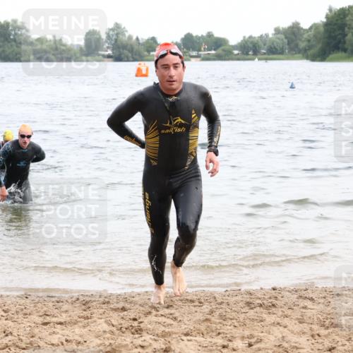 15.06.2025 - 27. Vierlanden-Triathlon Lena Gebhardt http://msf.ph/oto/8023135 15.06.2025 10:52:16 Schwimmen 652, 693, 759 meine-sportfotos.de