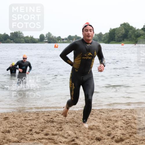 15.06.2025 - 27. Vierlanden-Triathlon Lena Gebhardt http://msf.ph/oto/8023154 15.06.2025 10:52:17 Schwimmen 652, 682, 693, 759 meine-sportfotos.de