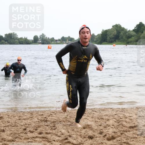 15.06.2025 - 27. Vierlanden-Triathlon Lena Gebhardt http://msf.ph/oto/8023165 15.06.2025 10:52:17 Schwimmen 652, 682, 693, 759 meine-sportfotos.de