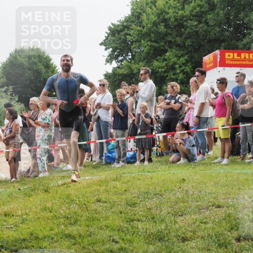 15.06.2025 - 27. Vierlanden-Triathlon KatJ http://msf.ph/oto/8023171 15.06.2025 10:55:59 Schwimmen 683 meine-sportfotos.de