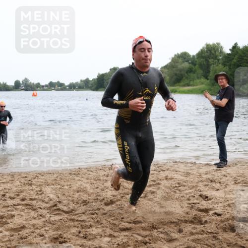 15.06.2025 - 27. Vierlanden-Triathlon Lena Gebhardt http://msf.ph/oto/8023173 15.06.2025 10:52:18 Schwimmen 652, 682, 693, 759 meine-sportfotos.de