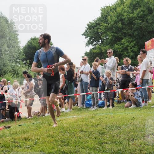 15.06.2025 - 27. Vierlanden-Triathlon KatJ http://msf.ph/oto/8023187 15.06.2025 10:56:00 Schwimmen 683, 733 meine-sportfotos.de