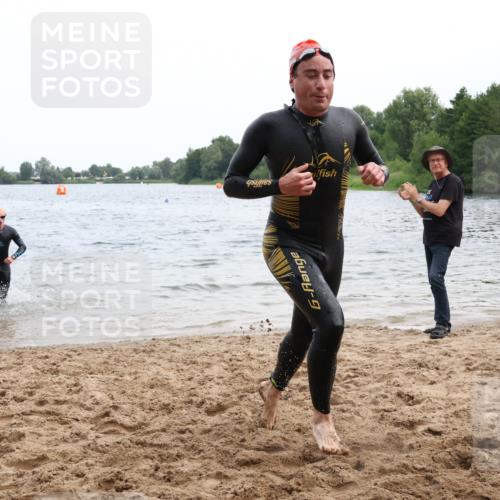 15.06.2025 - 27. Vierlanden-Triathlon Lena Gebhardt http://msf.ph/oto/8023191 15.06.2025 10:52:18 Schwimmen 652, 682, 693, 759 meine-sportfotos.de