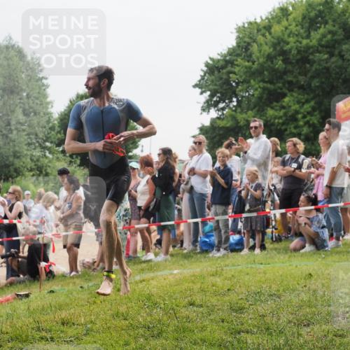 15.06.2025 - 27. Vierlanden-Triathlon KatJ http://msf.ph/oto/8023196 15.06.2025 10:56:00 Schwimmen 683, 733 meine-sportfotos.de