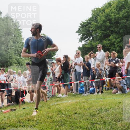 15.06.2025 - 27. Vierlanden-Triathlon KatJ http://msf.ph/oto/8023203 15.06.2025 10:56:00 Schwimmen 683, 733 meine-sportfotos.de