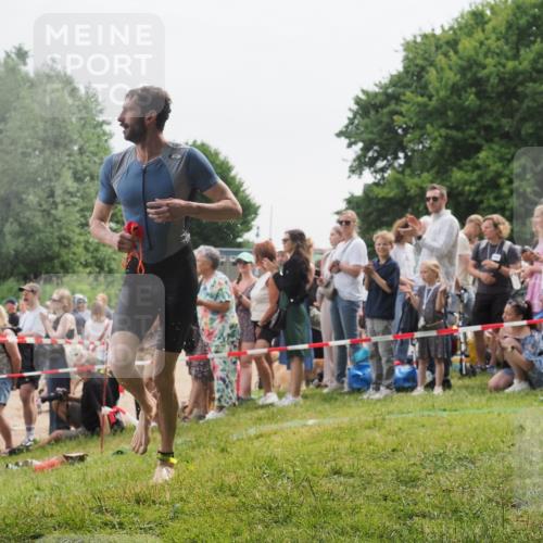 15.06.2025 - 27. Vierlanden-Triathlon KatJ http://msf.ph/oto/8023212 15.06.2025 10:56:00 Schwimmen 683, 733 meine-sportfotos.de