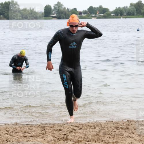 15.06.2025 - 27. Vierlanden-Triathlon Lena Gebhardt http://msf.ph/oto/8023214 15.06.2025 10:52:19 Schwimmen 652, 682, 693, 759 meine-sportfotos.de