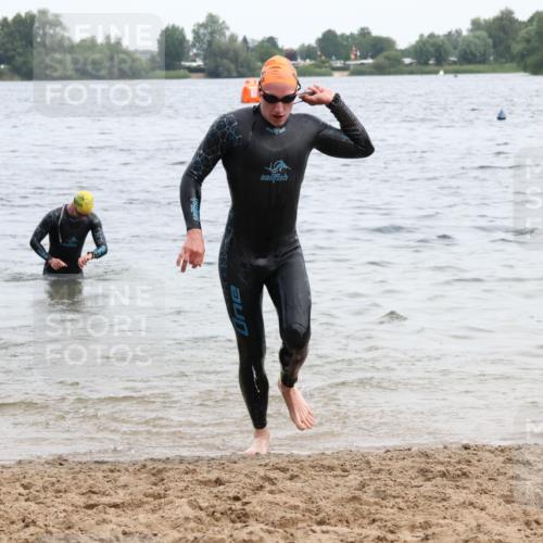 15.06.2025 - 27. Vierlanden-Triathlon Lena Gebhardt http://msf.ph/oto/8023223 15.06.2025 10:52:20 Schwimmen 652, 682, 693, 759 meine-sportfotos.de