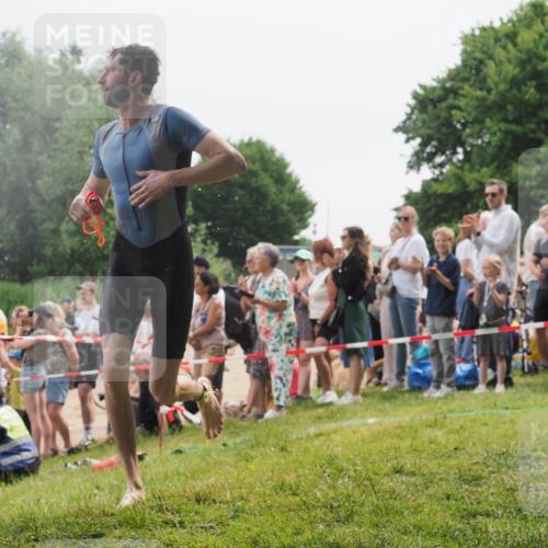 15.06.2025 - 27. Vierlanden-Triathlon KatJ http://msf.ph/oto/8023225 15.06.2025 10:56:00 Schwimmen 683, 733 meine-sportfotos.de
