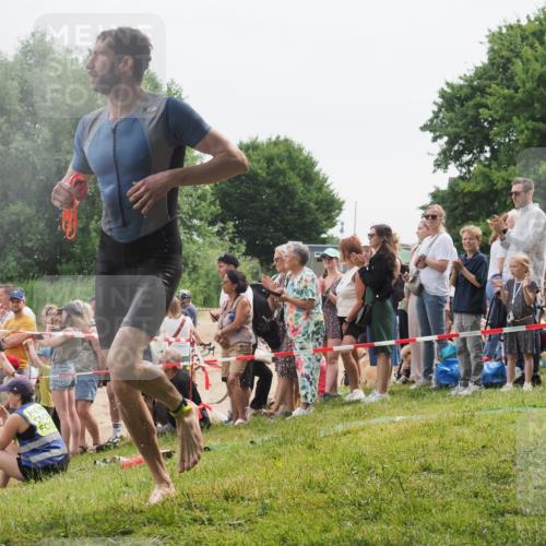 15.06.2025 - 27. Vierlanden-Triathlon KatJ http://msf.ph/oto/8023228 15.06.2025 10:56:01 Schwimmen 683, 733 meine-sportfotos.de